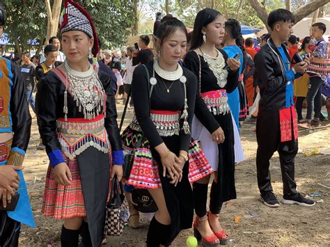 pin-by-kia-vue-on-hmong-clothes-from-around-the-world-hmong-clothes,-hmong-fashion,-asian-fashion