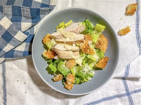 Chicken Caesar Salad With Garlic Croutons Recette Magazine