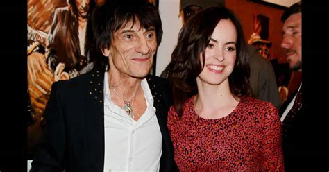 There's no better way to refresh your style than by treating. Ronnie Wood et Sally Humphreys à New York en avril 2012 ...