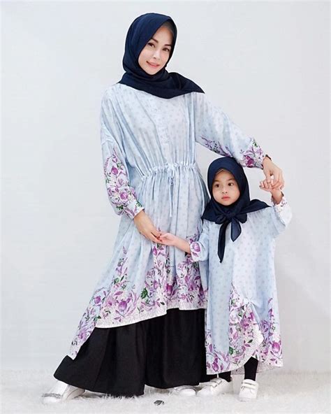 Inspirasi kebaya untuk tunangan yang pertama ditawarkan oleh selebgram bernama helmi nursifah. 37+ Model Gamis Couple Ibu dan Anak Perempuan Terbaru 2020 ...