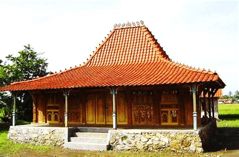 Dapat dilihat dari pakaian adatnya, upacara adatnya, senjata tradisional, dan rumah adatnya pun sangat beragam. 5 Nama +Gambar Rumah Adat Jawa Tengah dan Penjelasannya