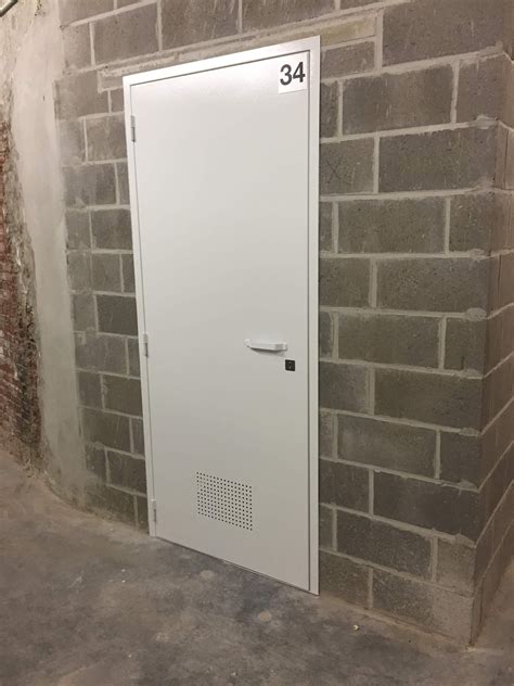 Local technique de dimensions 8m x 5m en toit 1 pente avec une membrane epdm. Porte locaux techniques | AZ Security BXL