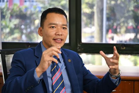 Batu pahat terletak sejauh 239 kilometer dari kuala lumpur. Ahli Parlimen Johor teruja tren bulet beroperasi di Malaysia