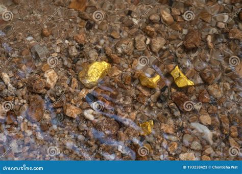 Mineral De Nugget De Oro Encontrado En La Mina Con Fuentes Submarinas