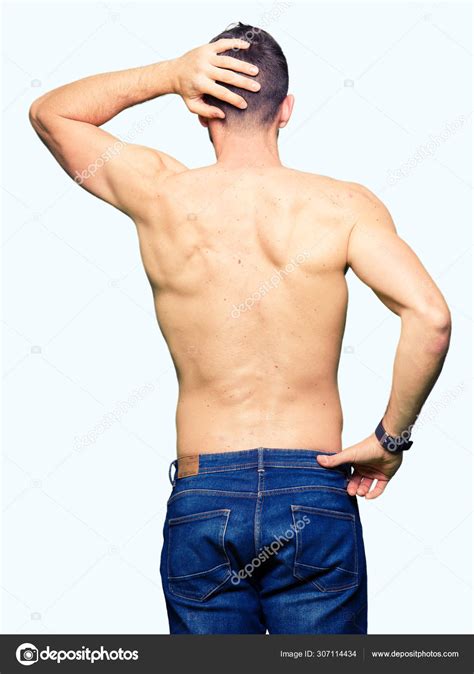Hombre Guapo Sin Camisa Mostrando Pecho Desnudo Hacia Atrás Pensando fotografía de stock
