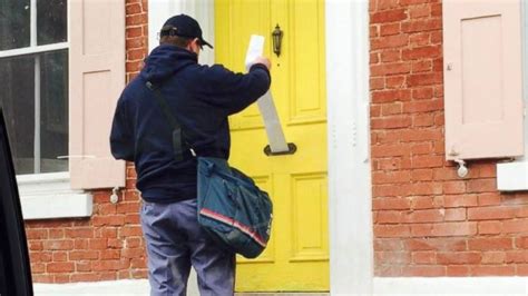 Couple In Pennsylvania Pranks Mailman With Extra Long Envelope Abc News