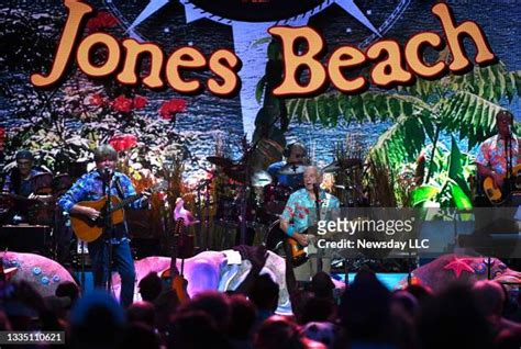 Jimmy Buffett Performs At Jones Beach Photos And Premium High Res