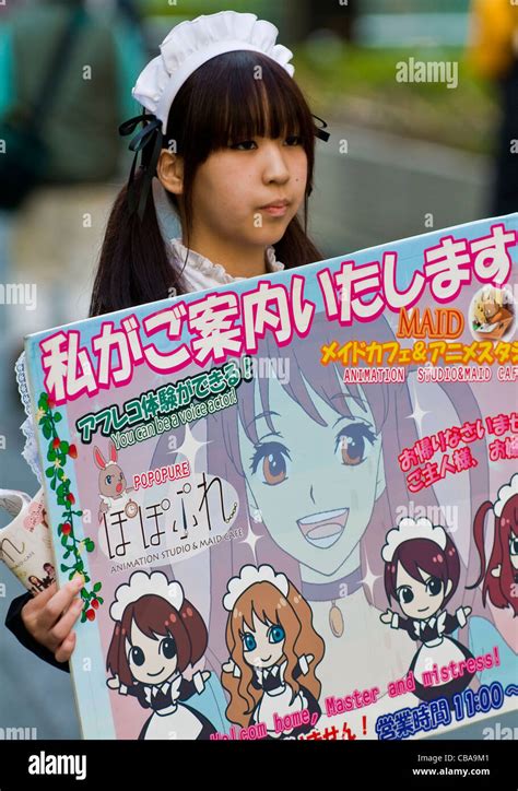 Japanese Girl Habillé En Maid Cafe Aide La Promotion à Tokyo Au Japon