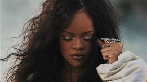 Rihanna Becomes First Female Artist To Have 10 Songs Reach One Billion