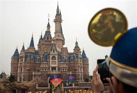 Pengunjung Jadikan Disneyland Shanghai Tempat Buangan Sampah Sejak