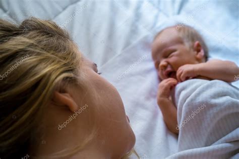 Mamá Mirando Suavemente A Su Bebé Recién Nacido 2022