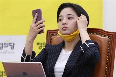 정의당 류호정 의원이 28일 국회 본관 앞에서 발전소 노동자 작업복 차림으로 1인 시위를 하면서 대통령님 안녕하십니까. 조문으로 박원순을 '추억하는 사람들'과 외면한 정의당 - 뉴스 ...