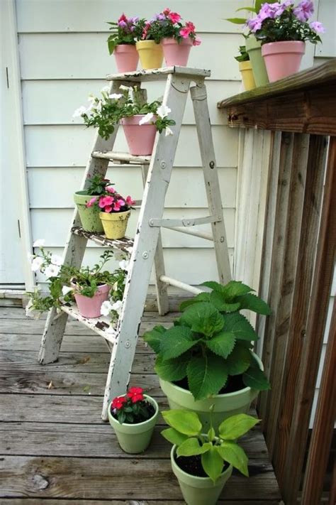 See more ideas about ladders in the garden, old ladder, garden. DIY Flower stand - Turn an old wooden ladder into a flower ...