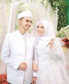 Panjang gamis yang dipakai pengantin pria semata kaki dan biasanya gamis juga bisa digunakan untuk pakaian sholat. 36 Bentuk Baju Pengantin Pria Muslim | Pengantin pria, Baju pengantin, Pengantin