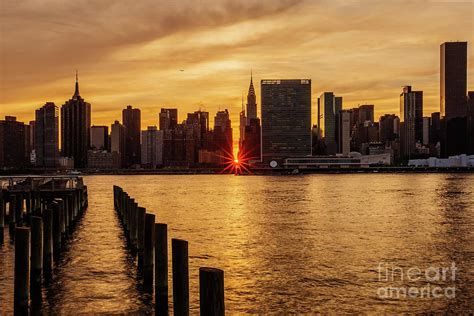 Sunset Manhattanhenge At Midtown Manhattan Skyline New York Uni