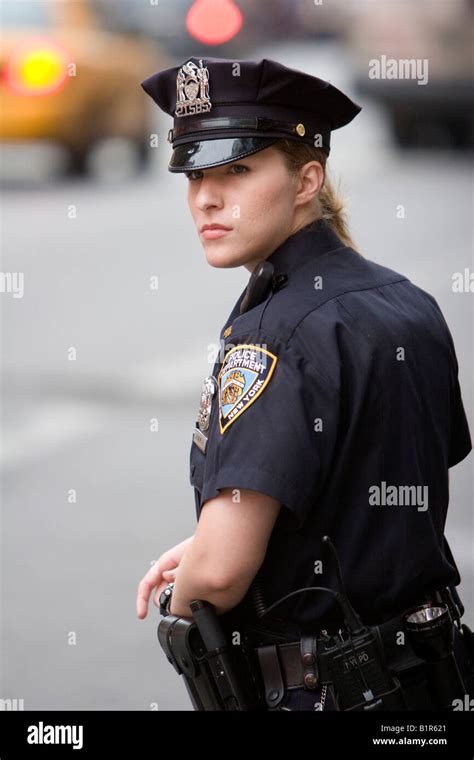 une femme agent de police surveille la circulation de new york new york usa 4 juin 2008 photo