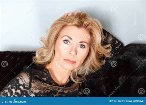 Portret Van Volwassen Blonde Vrouw Stock Afbeelding Image Of