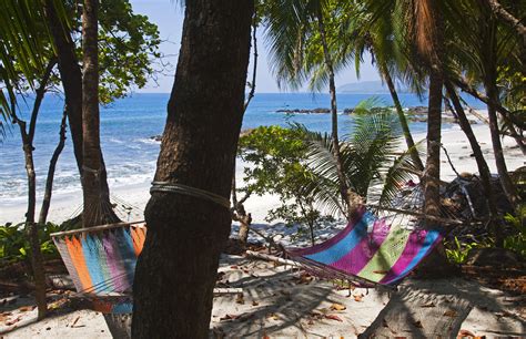 Empresas piñeras no permiten organización sindical. Playa de Montezuma en Costa Rica - Veralavista