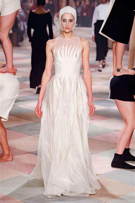 La star principale sarà, ovviamente, monsieur dior con la sua creatività: Abiti da sposa di alta moda 2019: a Parigi i grandi stilisti scelgono il bianco