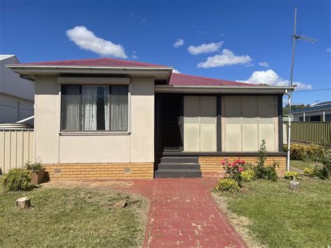 87 Redfern Street Cowra Nsw 2794 House For Rent 320 Domain