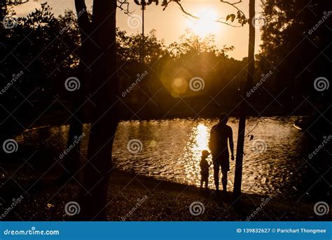 Padre E Hijo Que Juegan En El Parque Cerca Del Lago En El Tiempo De La