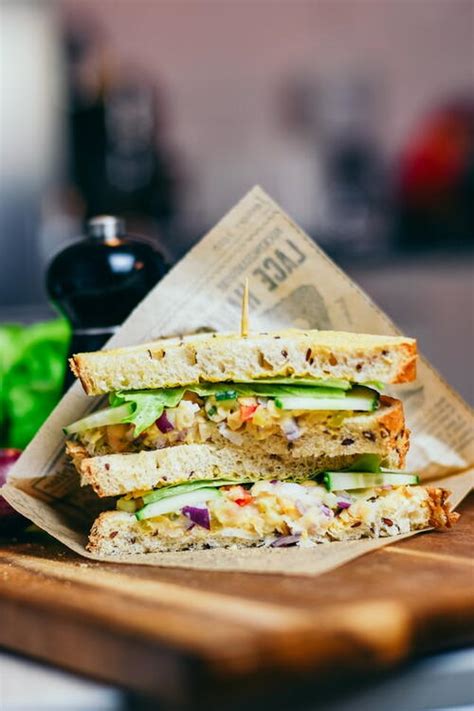 While chicken is grilling, brush buns with olive oil and place face down on the grill. Healthy Chicken Sandwich | RecipeLion.com
