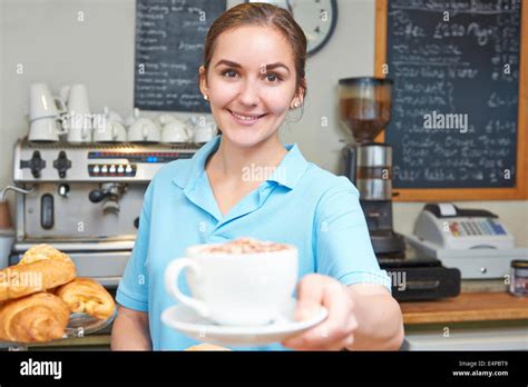 Kellnerin Im Cafe Für Kunden Mit Kaffee Stockfotografie Alamy