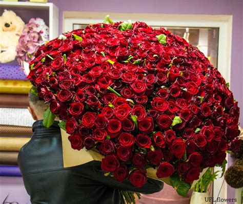 Find the perfect bouquet of roses stock photos and editorial news pictures from getty images. Huge bouquet of roses | Rose bouquet, Bouquet, Red roses