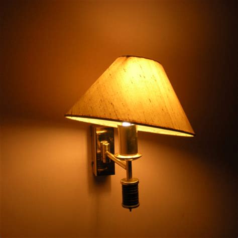 Misalnya, untuk kamar tidur anak dan untuk kamar tidur orang dewasa tentu berbeda kebutuhannya sehingga penggunaannya tak bisa dipukul rata. Kenali penerangan lampu yang baik untuk kamar tidur