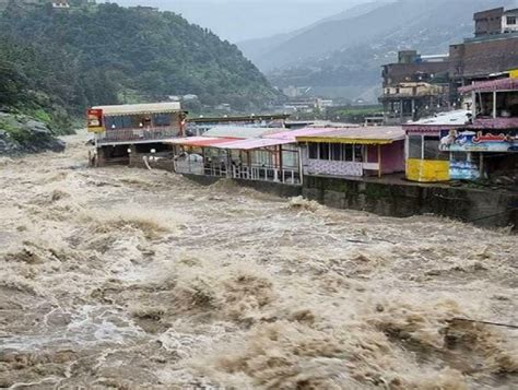 pakistan flood भीषण पाकिस्तानमध्ये पावसाचे थैमान 1300 जणांचा मृत्यू कोट्यवधी लोकांना बसला