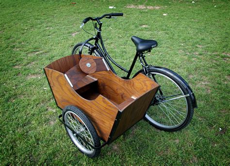 As 44% of danish households have chosen not to have a car, it can be a hassle to transport daily. Cambariere Bicycle Sidecar - Bike Hugger