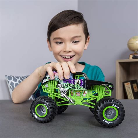 Monster Jam Official Grave Digger Monster Truck, Die-Cast Vehicle, 1:24