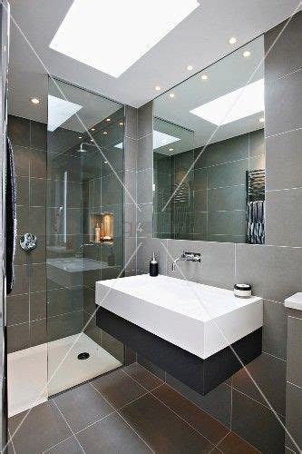 Bei einem kleineren raum wie ein gäste wc kann man für das decke abhängen etwa 80 120 kalkulieren. Designerbad mit grauen Fliesen und eingelassenes Lichtfeld ...