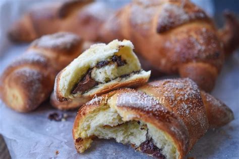 Potete farcire i cornetti sfogliati prima della cottura, oppure dopo, con marmellate o creme al cioccolato. CORNETTI SFOGLIATI senza burro ricetta furba farciti con ...