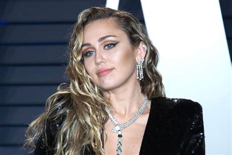 Not a fan of this year's halftime show performer? Miley Cyrus al Super Bowl 2021: la cantante protagonista ...