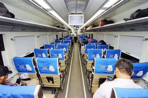 Setelah kereta api berlalu si gadis ternyata sudah berpakaian lengkap kembali. Tak Ada Pembatasan, Perjalanan Kereta Api Tetap Sesuai ...