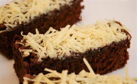 Makan ini cukup populer terutama pada tahun ini. Resep Brownies Panggang Coklat Keju Amanda