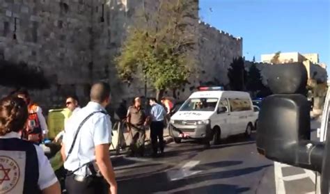 חייל צהל בן 21 ואזרח בן 23 נפצעו היום (שני) באורח בינוני בפיגוע דקירה בירושלים. פיגוע דקירה בירושלים: שני שוטרים נפצעו באורח בינוני עד קשה ...