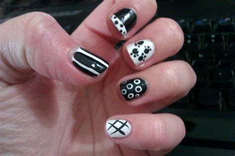 Here the easy to do striped design looks pretty and is easy too. cool easy toenail designs do it yourself easy do it yourself nail art Smioss