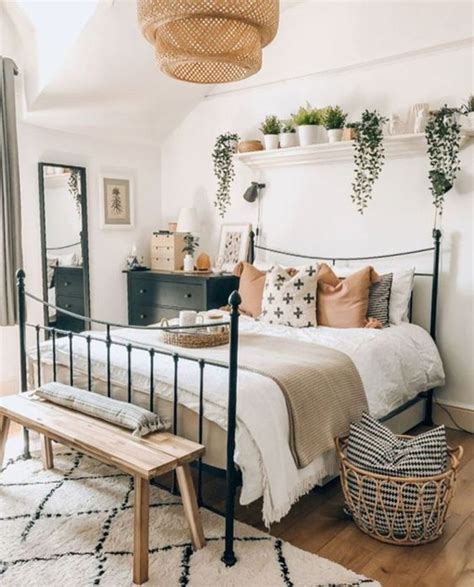 Grab out this beautiful bedroom decor design that seems totally inspired by the bohemian style. 25 Cozy Bohemian Bedroom With Natural Inspired | HomeMydesign