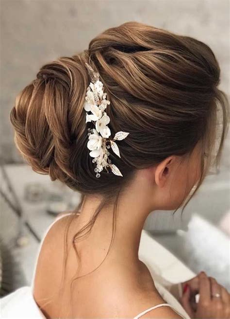 Retro curly bob with dramatic side sweep. Bridal hairstyles that perfect for ceremony and reception 31 in 2020 | Wedding hairstyles, Long ...