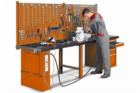 I banchi da lavoro per officina meccanica dea vengono utilizzati come dei veri e propri tavoli su cui effettuare tutte le operazioni necessarie, anche quelle che mettono alla dura prova la superficie di lavoro. BANCHI LAVORO | Campeotto