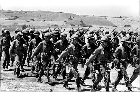 Hale koymak için kıbrıs adasını tahsis ve asker ikamesiyle idare etmesine muvafakat eyler. Kıbrıs Barış Harekatı'nın ilk kez yayınlanan fotoğrafları ...