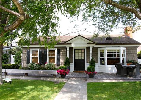 Front porch furniture and decor. IMG_8773 | Ranch house exterior, House front porch, Brown ...