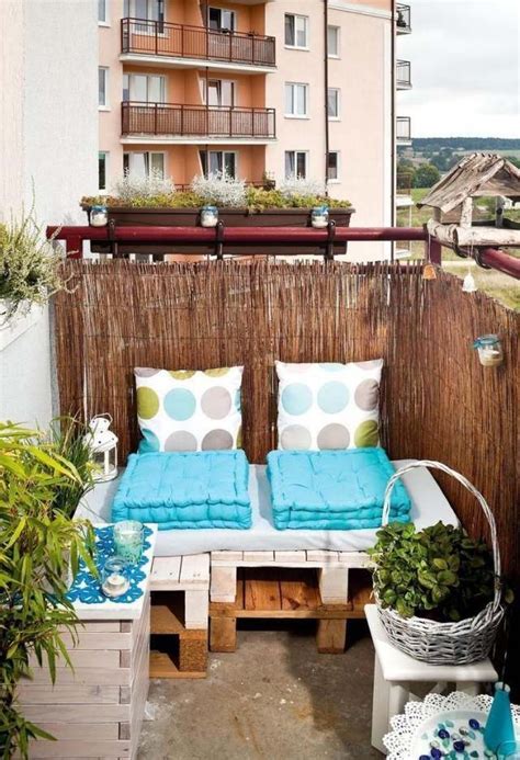 Mit schönen pflanzen und einigen farbtupfern kann man einen herrlichen ort zaubern, wo man den sommer genießen kann. Tipps zur Balkongestaltung - Kleinen Balkon pfiffig ...