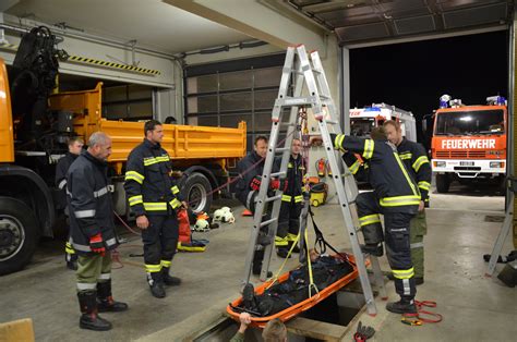 Die offizielle abkürzung in deutschland, österreich und südtirol lautet ff) ist eine öffentliche feuerwehr, die sich hauptsächlich aus ehrenamtlichen mitgliedern, mitunter auch einigen hauptamtlichen kräften (z. Rettung aus der Tiefe bei Monatsübung | FF-Peilstein