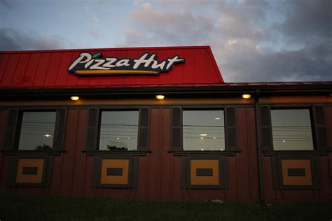 pizza hut manager tells irma fleeing employees they could lose their jobs