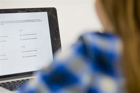 Imagem com fundo natalino e a seguinte frase: Enem digital em 2020: entenda como pode ser a aplicação da ...