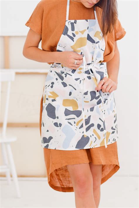 First you need to measure the person whom you are making the apron for. Sew Easy: How to Sew an Apron in 10 Minutes (Simple Sewing ...