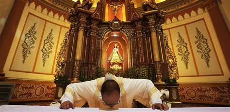 ¿qué Significa Que Los Sacerdotes Besen El Altar Al Inicio De La Misa